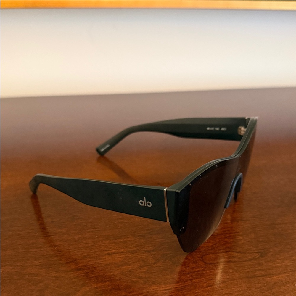 Alo Yoga Stunner Sunglasses - Black - Picture 2 of 3